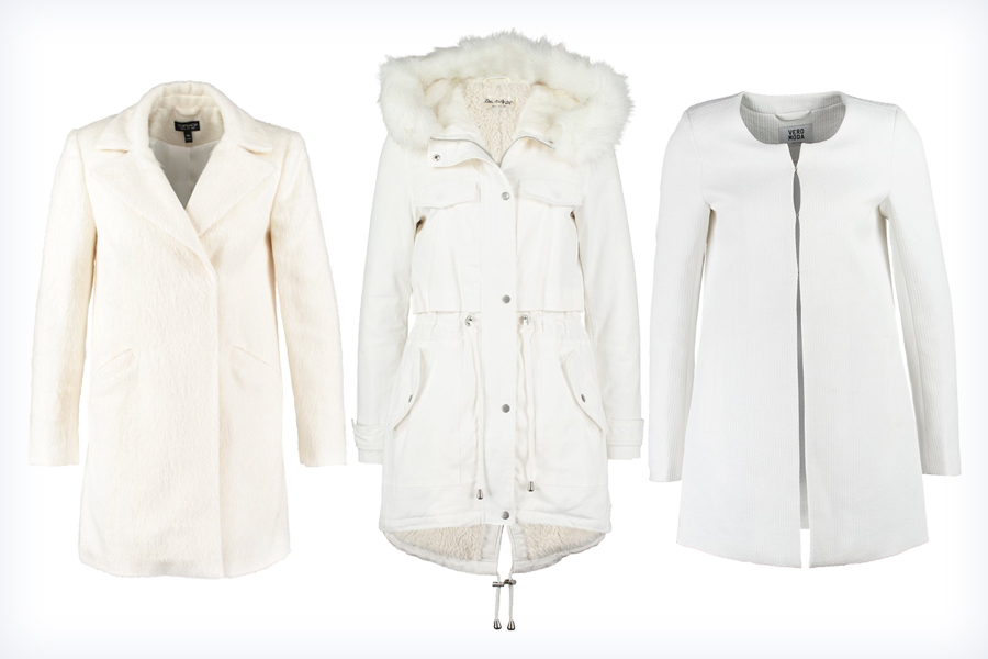 Trzy damskie białe płaszcze