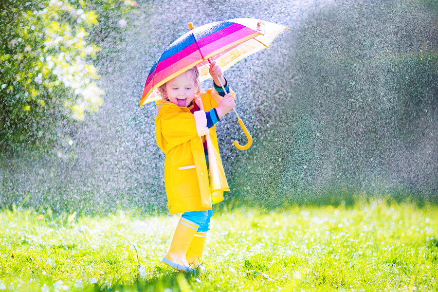 Dziecko z parasolem podczas deszczu