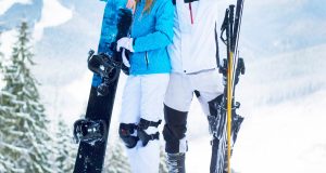 Mężczyzna i kobieta ubrani w kurtki snowbordowe