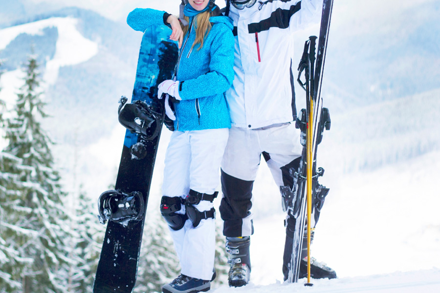 Mężczyzna i kobieta ubrani w kurtki snowbordowe