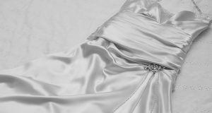 Sukienka z satyny na wesele